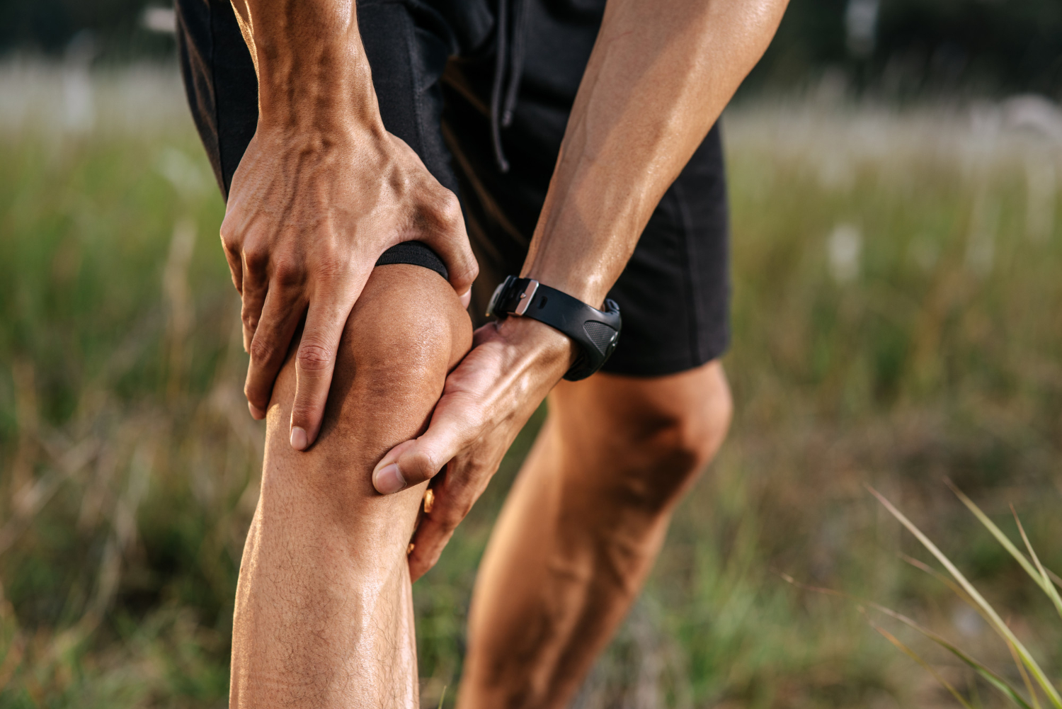 man-bent-her-head-grabbed-him-her-after-exercise knee pain